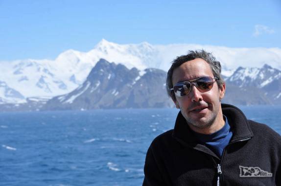 A bordo do Sea Spirit, com muito sol e uma paisagem magnífica a caminho de St Andrews Bay, na Geórgia do Sul